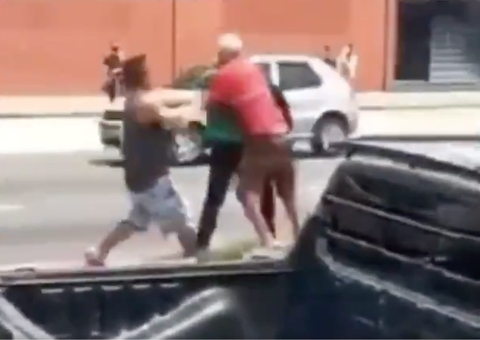 Vídeo: Motoristas 'caem no soco' em avenida de Manaus após acidente