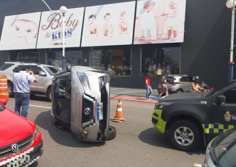 Carro capota durante acidente em avenida movimentada de Manaus 