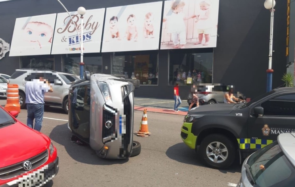 Carro capota durante acidente em avenida movimentada de Manaus 