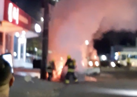 Vídeo: Explosão deixa carro totalmente destruído em Manaus