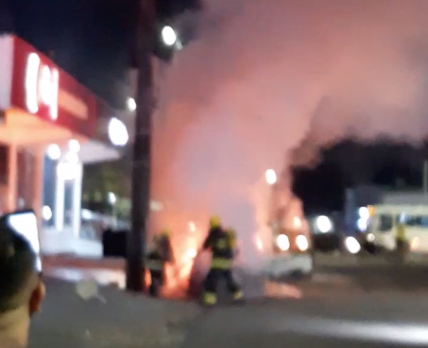 Vídeo: Explosão deixa carro totalmente destruído em Manaus