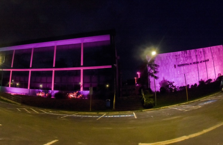 Prédios de Manaus ganham iluminação alusiva à campanha Outubro Rosa