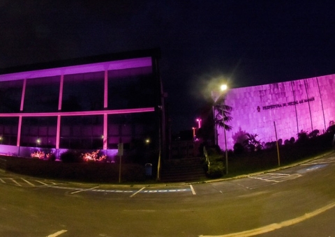 Prédios de Manaus ganham iluminação alusiva à campanha Outubro Rosa