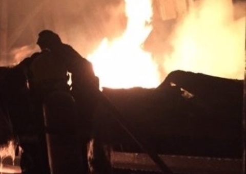 Incêndio destrói barco ancorado em marina de Manaus