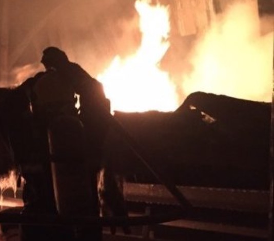 Incêndio destrói barco ancorado em marina de Manaus