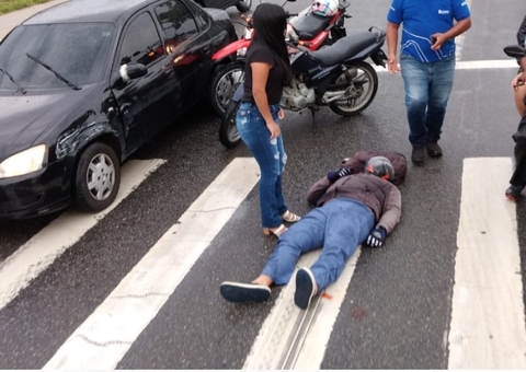 Acidente entre carro e motocicleta deixa homem ferido em avenida de Manaus