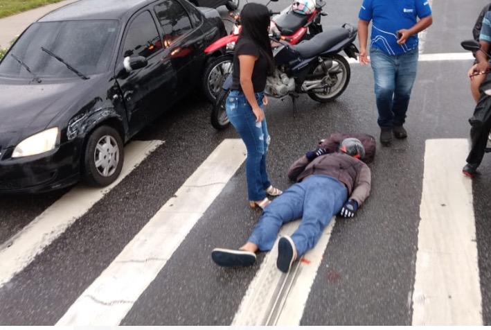 Acidente entre carro e motocicleta deixa homem ferido em avenida de Manaus