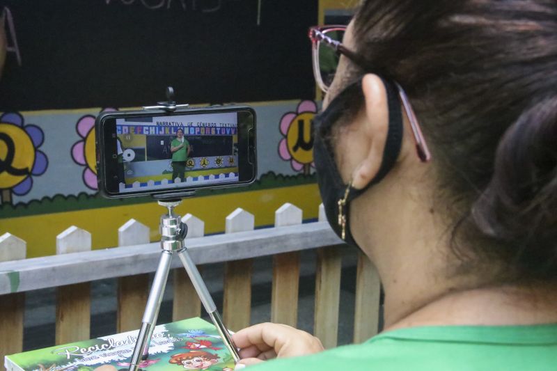 Professores gravam cenas em ambiente escolar para motivar alunos em Manaus