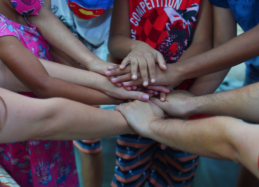 Casal do Rio de Janeiro adota quatro irmãos de Manaus; veja história 
