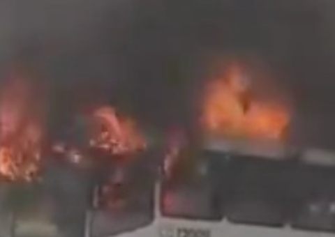 Vídeo: Ônibus é consumido por fogo em Manaus