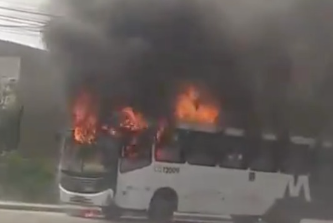 Vídeo: Ônibus é consumido por fogo em Manaus