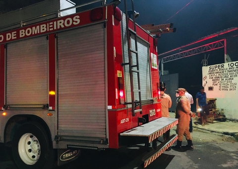 Incêndio destrói casas e famílias perdem tudo em Manaus