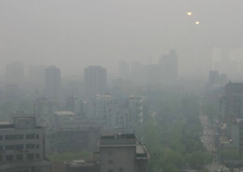 Chuva alaga rua e faz muro de casa desabar em Manaus