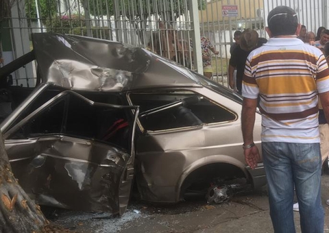 Homem morre após grave acidente em Manaus; carro ficou destruído 