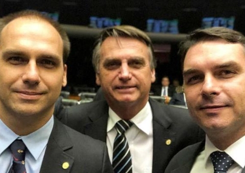 Filhos de Bolsonaro estarão em Manaus nesta sexta