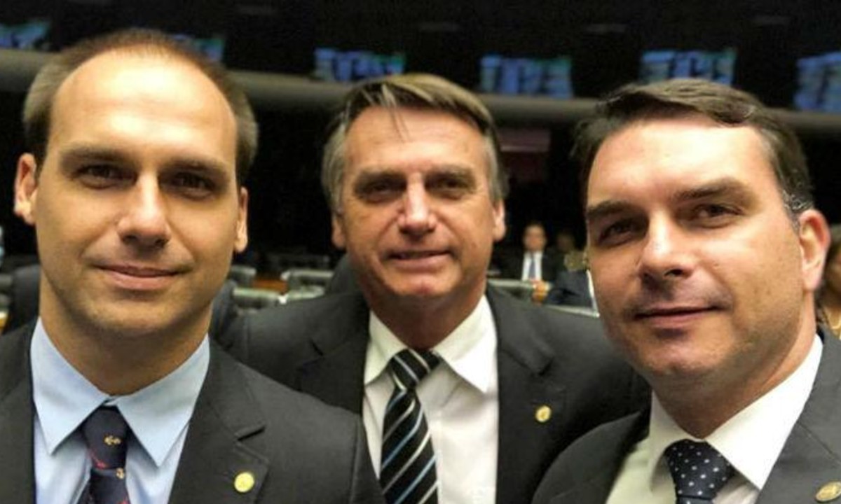 Filhos de Bolsonaro estarão em Manaus nesta sexta