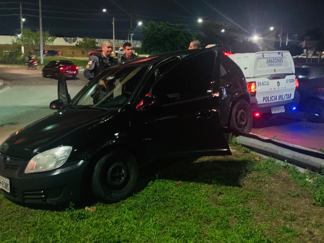 Criminoso causa acidente e foge da PM após realizar assaltos em Manaus