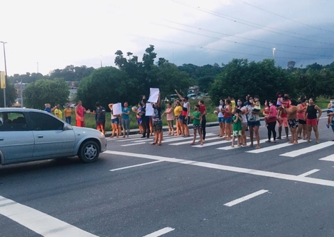 Manifestação por sinalização em avenida deixa trânsito parado em Manaus