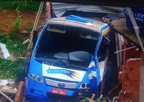 Após 12h do acidente, micro-ônibus continua em casa destruída em Manaus