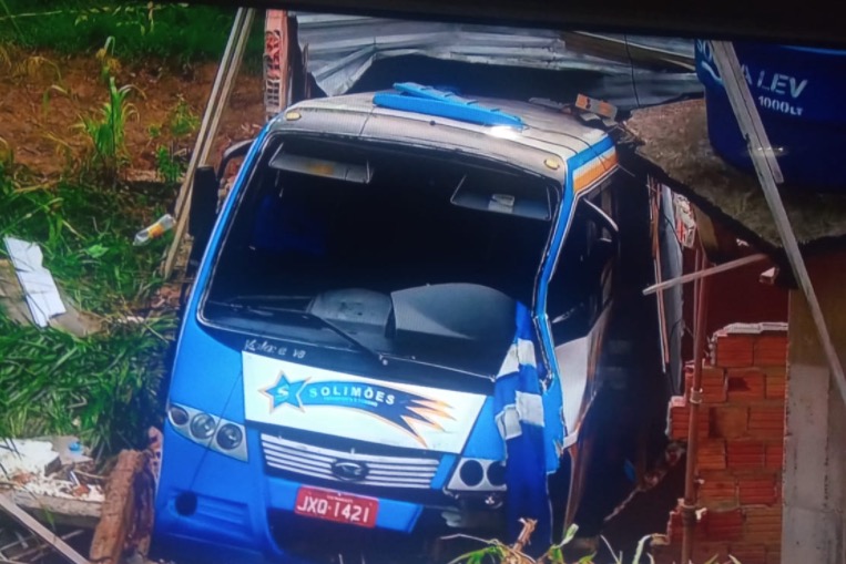 Após 12h do acidente, micro-ônibus continua em casa destruída em Manaus