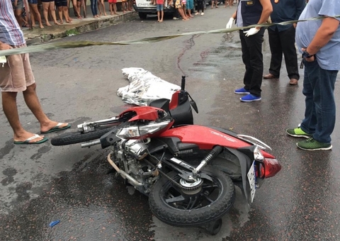 Motociclista é arrastada por caminhão ao sair de academia em Manaus