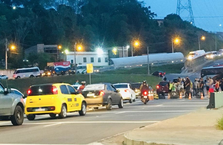 Manifestação por sinalização em avenida deixa trânsito parado em Manaus