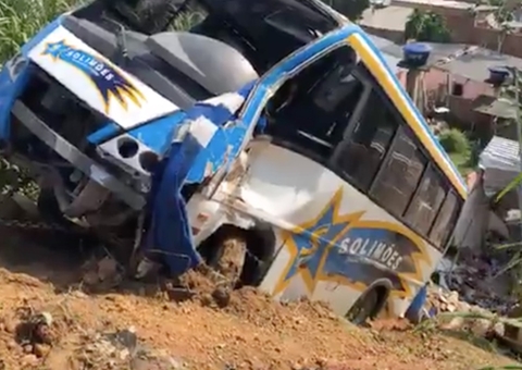 Ônibus que invadiu casa é içado em meio à risco de deslizamento em Manaus