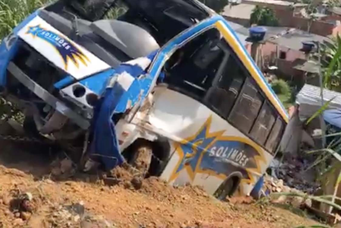 Ônibus que invadiu casa é içado em meio à risco de deslizamento em Manaus