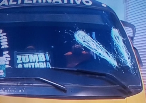 Após colisão, motorista usa barra de ferro e destrói micro-ônibus em Manaus