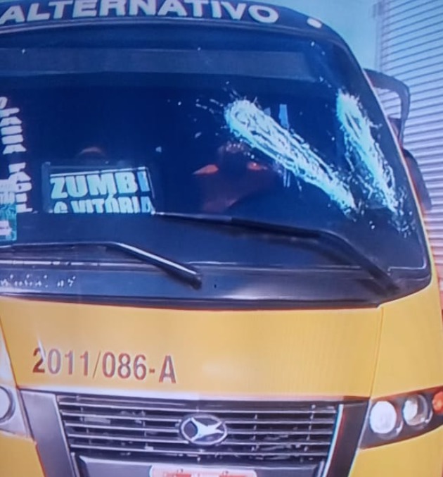 Após colisão, motorista usa barra de ferro e destrói micro-ônibus em Manaus