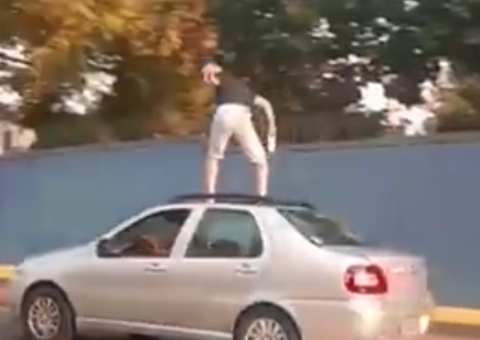 Homem arrisca a vida 'surfando' em cima de carro em Manaus