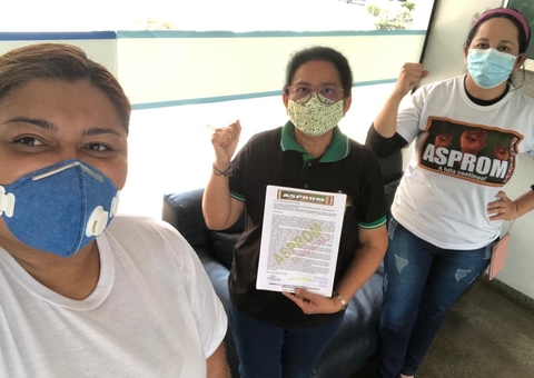 Professoras são retiradas à força da sede da Seduc em Manaus