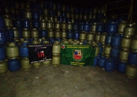 Balsas com madeira e mais de 3.500 botijas de gás são apreendidas em Manaus