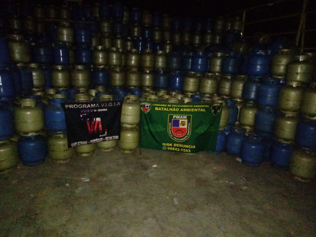 Balsas com madeira e mais de 3.500 botijas de gás são apreendidas em Manaus