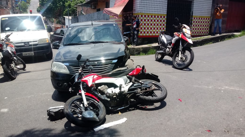 Mulher, dois bebês e adolescente ficam feridos em acidente grave em Manaus