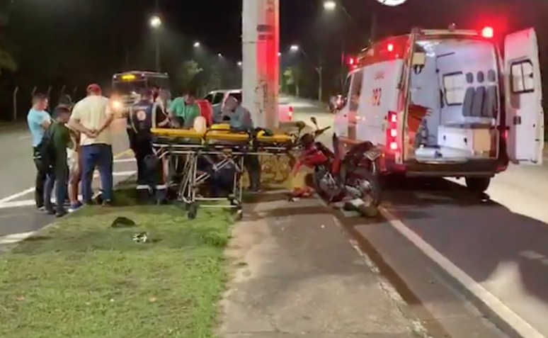 Jovem morre ao perder controle de moto e bater contra poste em Manaus