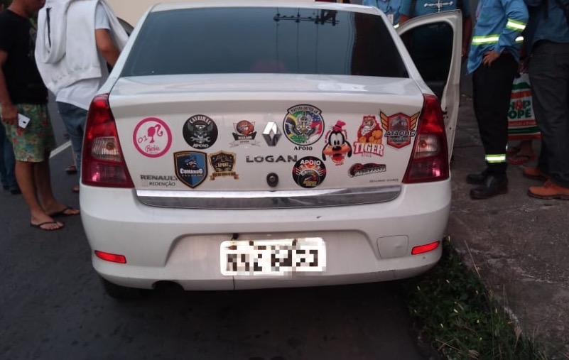 Ônibus e carro se chocam violentamente em acidente gravíssimo em Manaus 