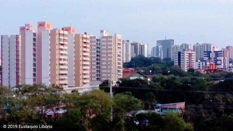 Lei reduz imposto para regularizar imóveis em Manaus