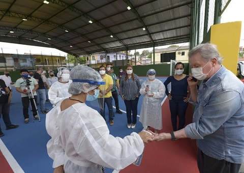 Esporte do bairro Crespo recebe quadra revitalizada em Manaus