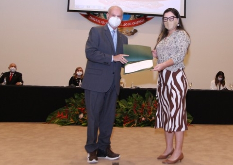 TCE entrega diploma a profissionais de saúde que combatem covid-19