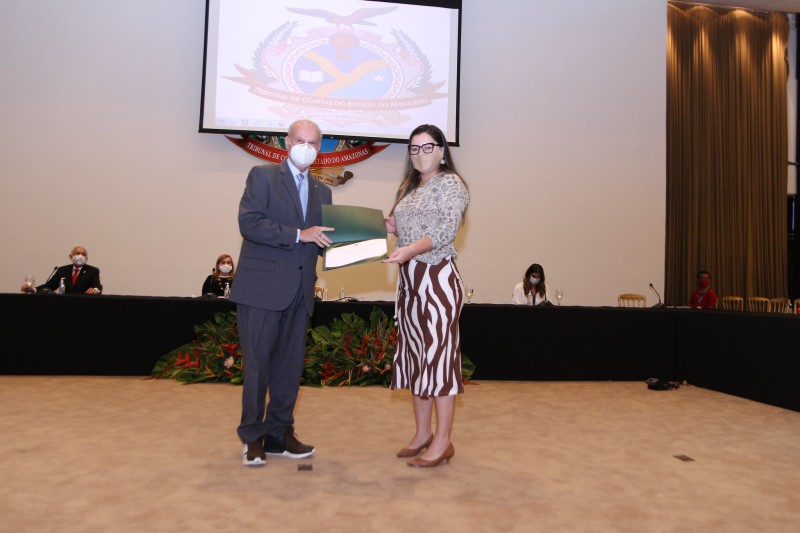 TCE entrega diploma a profissionais de saúde que combatem covid-19