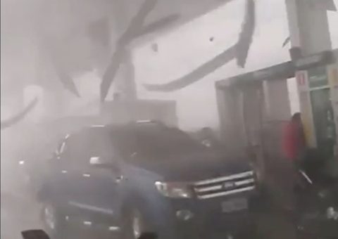 Vídeo: Temporal destrói posto de combustível em Manaus