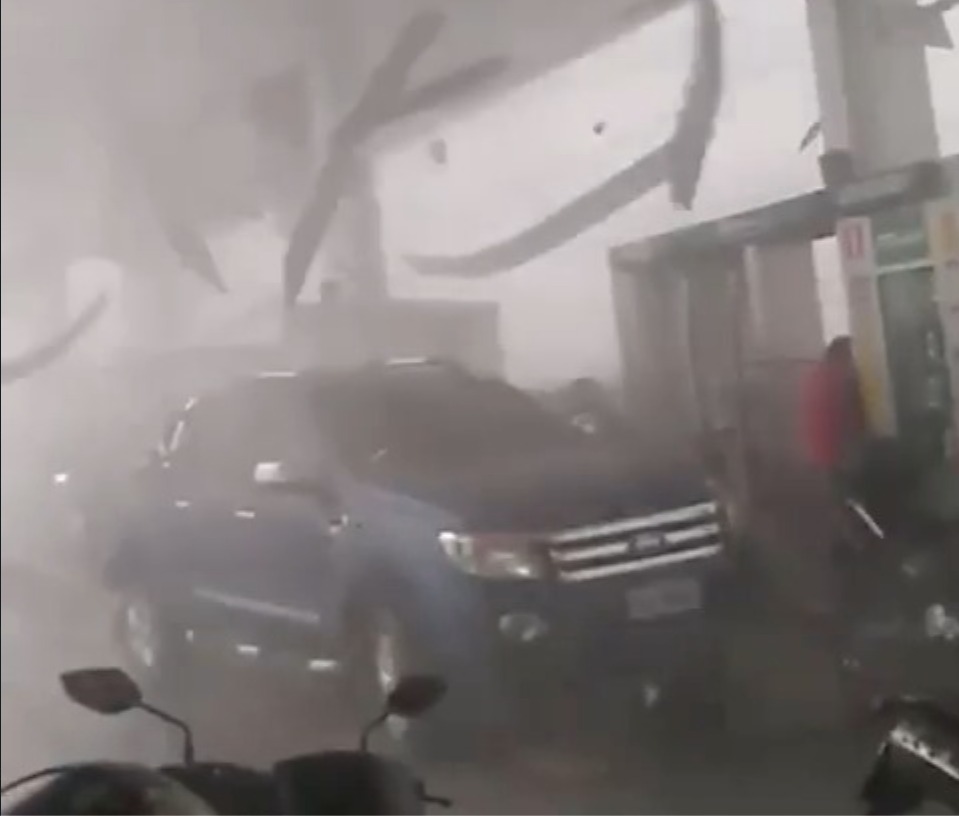 Vídeo: Temporal destrói posto de combustível em Manaus