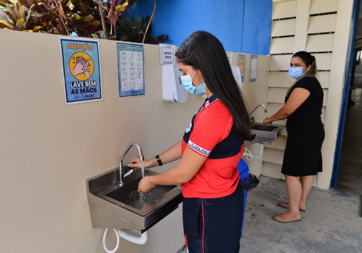 Escolas do ensino fundamental voltam às aulas nesta quarta-feira em Manaus