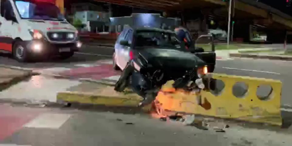 Motorista fica ferido após bater carro contra 'dente de dragão' em Manaus