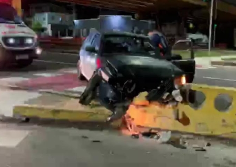 Motorista fica ferido após bater carro contra 'dente de dragão' em Manaus