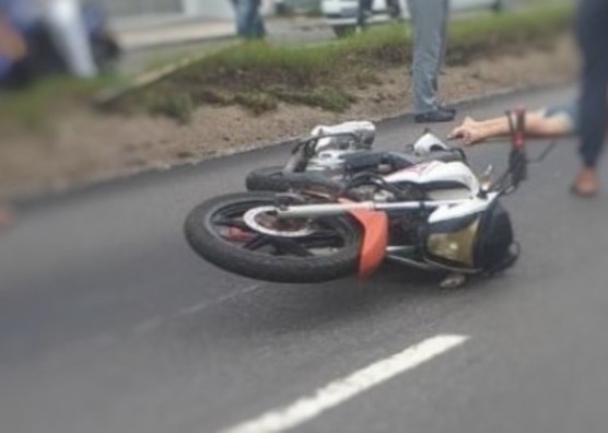 Motociclista fica gravemente ferido após acidente em avenida de Manaus