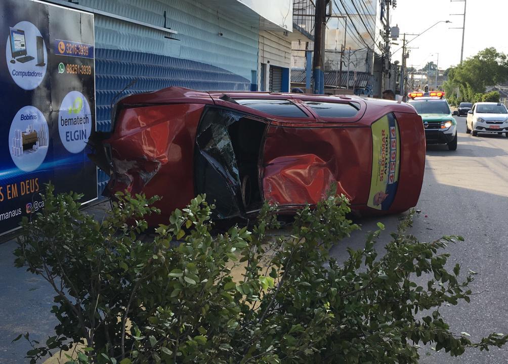 Homem perde controle do carro e atinge árvore em avenida de Manaus 