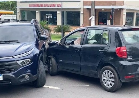 Colisão entre carros deixa feridos em avenida de Manaus 