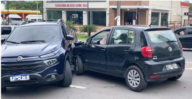 Colisão entre carros deixa feridos em avenida de Manaus 